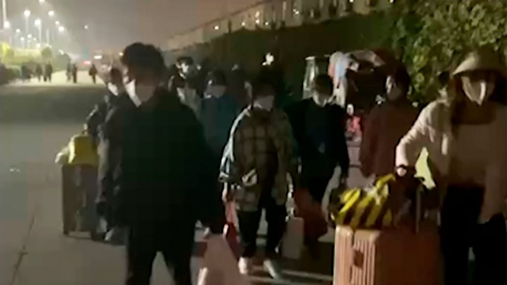 Rapports: des travailleurs manifestent contre une usine d’iPhone en Chine touchée par un virus