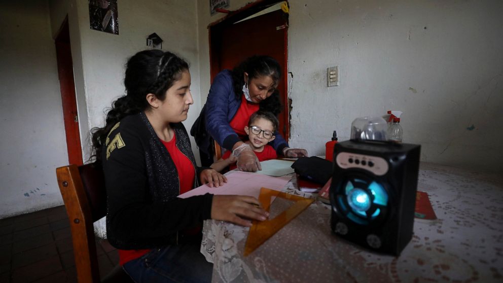 Amid virus lockdown, radio lessons return in Latin America thumbnail