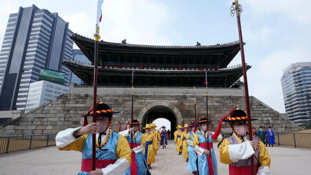 한국, 오미크론 상승에 사상자 기록 기록