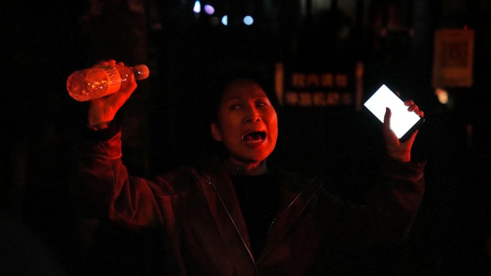 La Chine affirme sa position zéro COVID et assouplit les règles après les manifestations