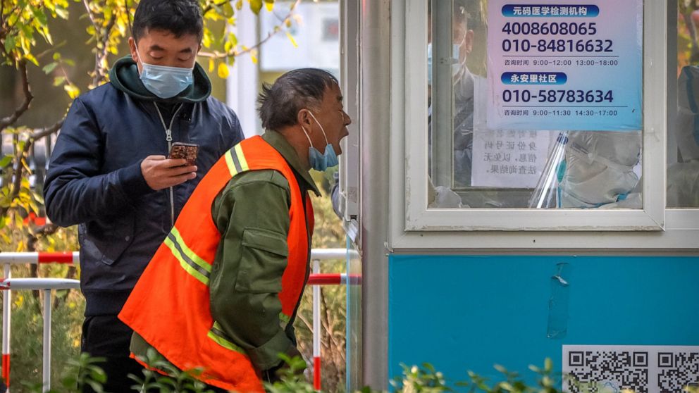 La Chine signale 10 000 nouveaux cas de virus, la capitale ferme des parcs