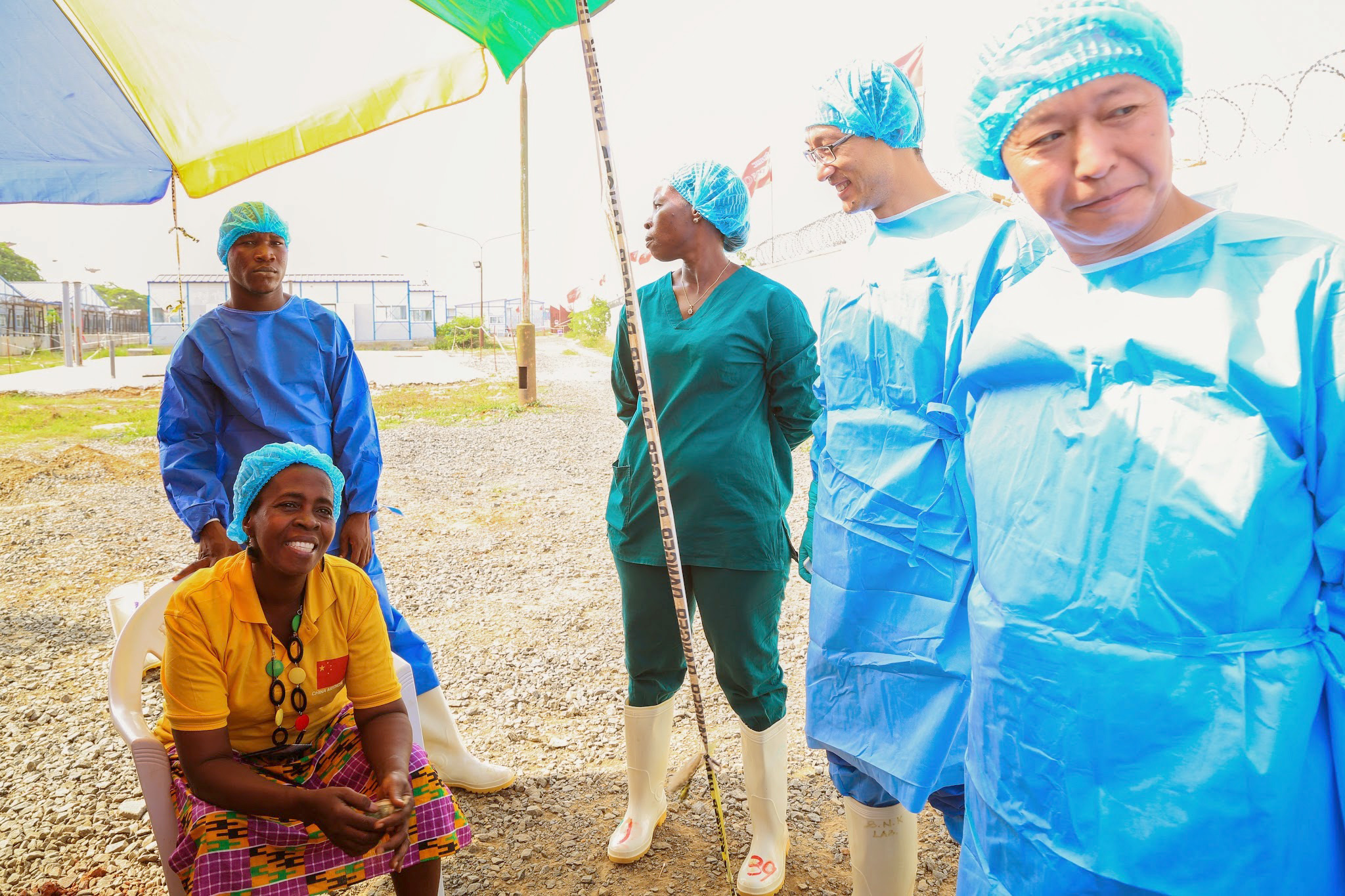 PHOTO: Beatrice Yardolo poses for a photo with staff members of the Chinese Ebola treatment unit on the day of her release in Monrovia, Liberia on March 5, 2015.