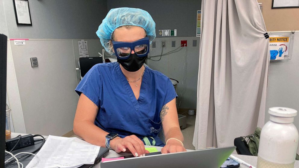 عکس: یک پزشک پرونده‌های بین انجام سقط جنین را در کلینیک زنان تراست در ویچیتا، کانزاس، ۲۴ ژوئن ۲۰۲۲ به‌روزرسانی می‌کند.