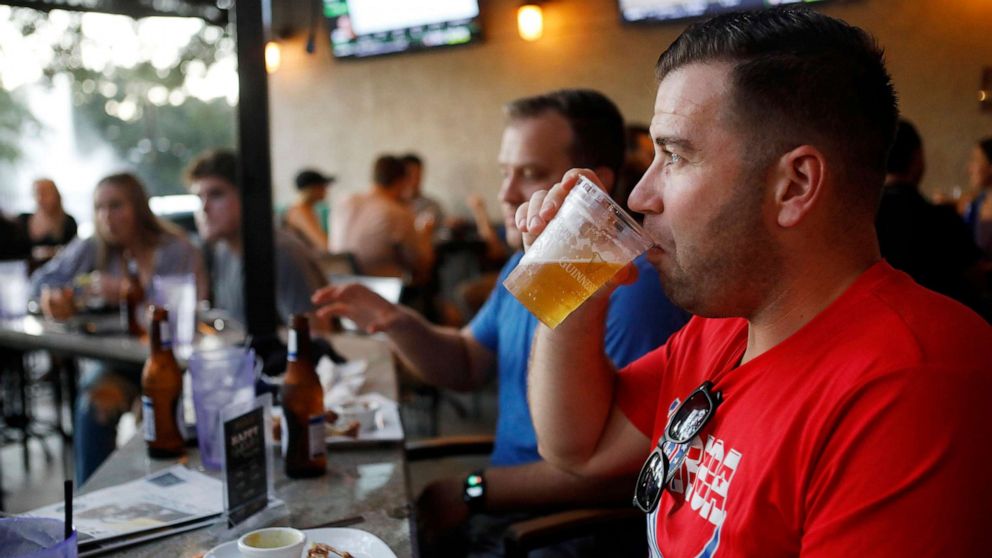 PHOTO: Patrons at Irish 31 have dinner on the first day of full capacity seating in Tampa, Fla., Sept. 25, 2020.