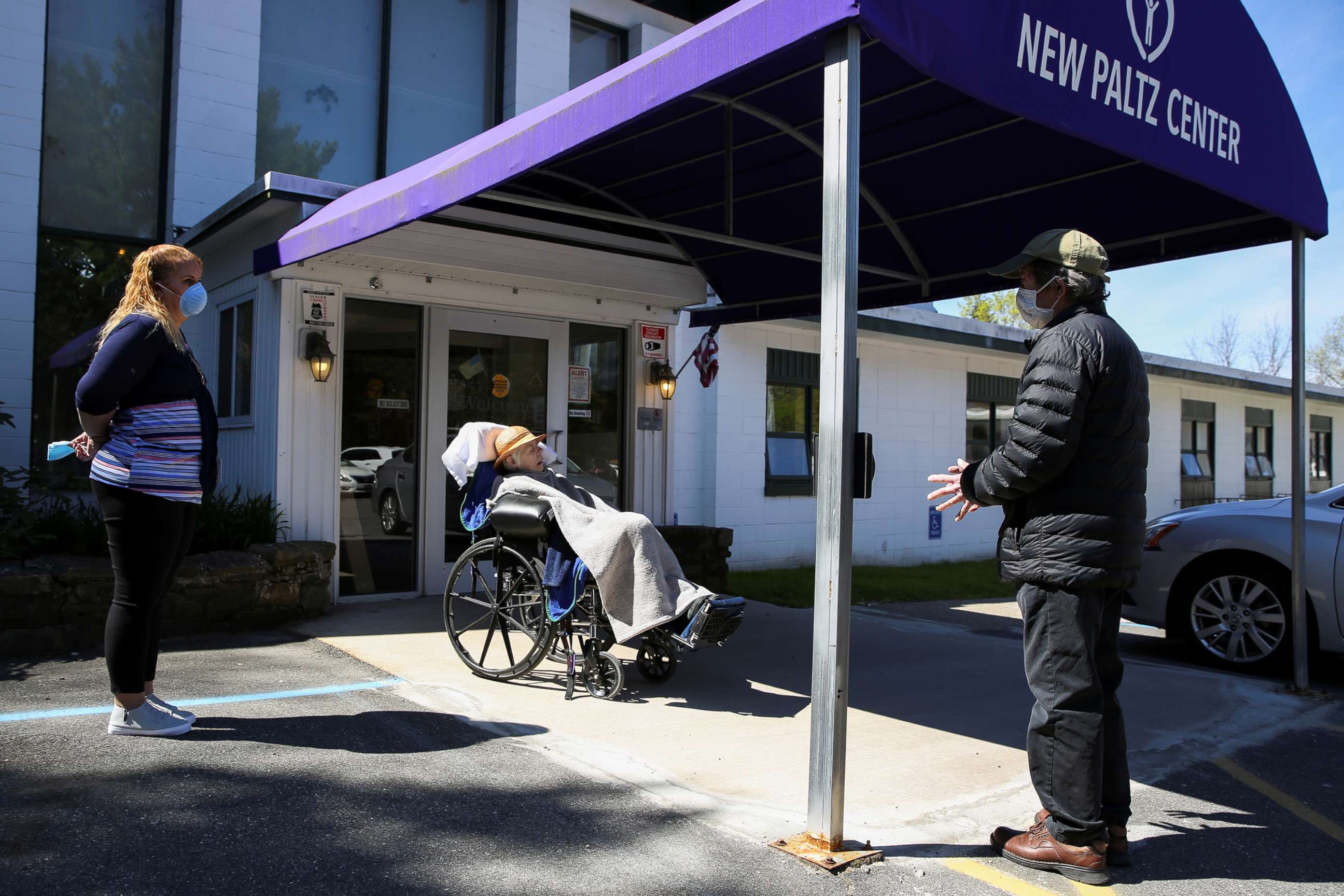 PHOTO: Howard Smith visits his wife, Lois, a 77-year-old Alzheimer's patient, at the New Paltz Center nursing facility for the first time since lockdowns due to the outbreak of the coronavirus disease (COVID-19) in Pine Bush, NY., May 5, 2020. 