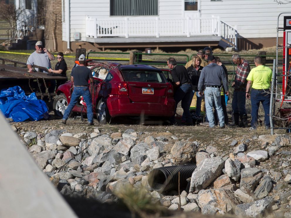 PHOTO: In this March 7, 2015 photo, officials respond to a report of car in the Spanish Fork River in Spanish Fork, Utah. An 18-month-old girl survived a car crash but her mother, Lynn Groesbeck, was found dead in the car, police said.