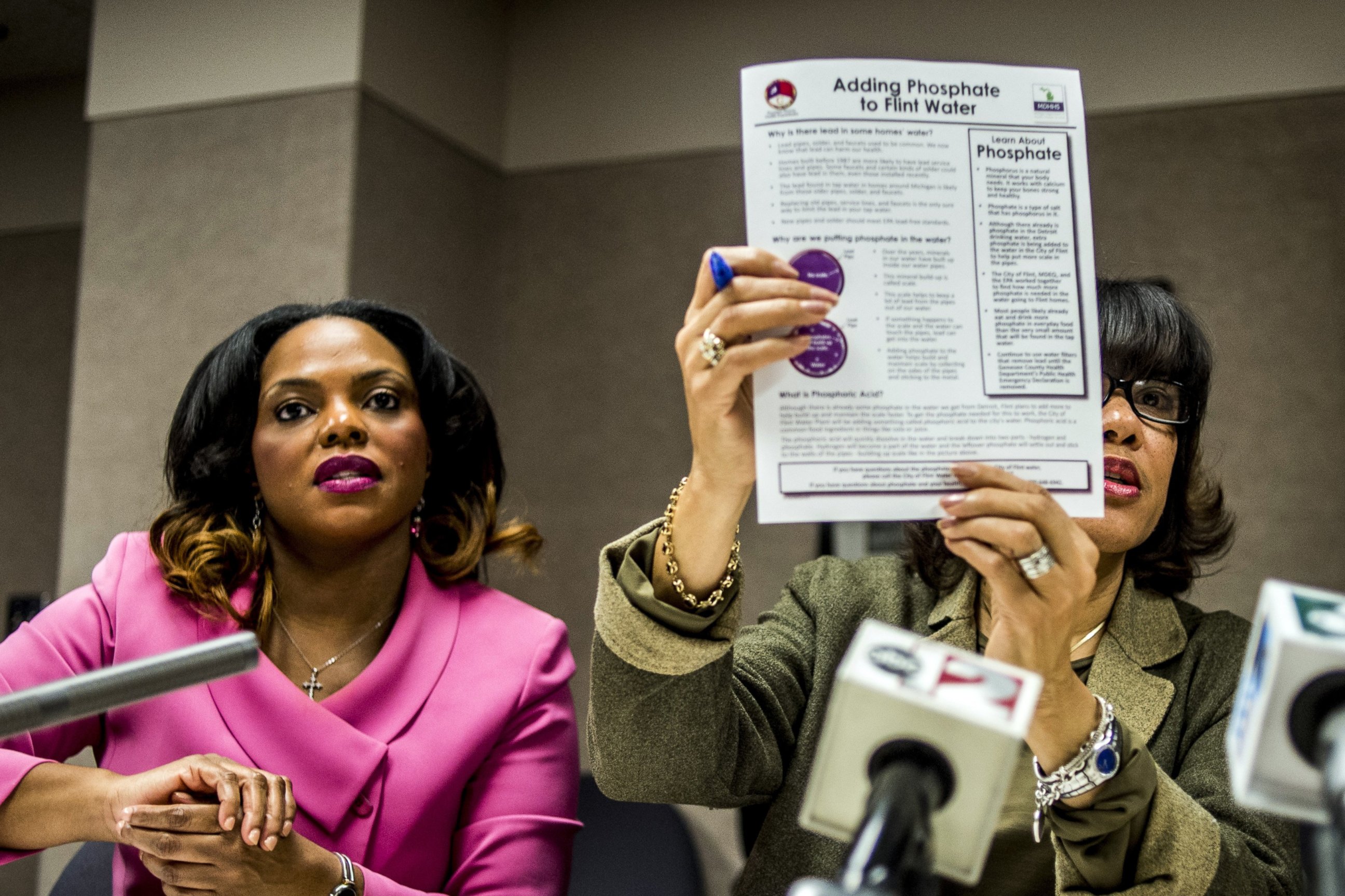 PHOTO: Flint Mayor Karen Weaver, right, and City Administrator Natasha Henderson address questions about adding supplemental phosphates to the city's water during a news conference, Dec. 10, 2015 at City Hall in Flint, Mich. 