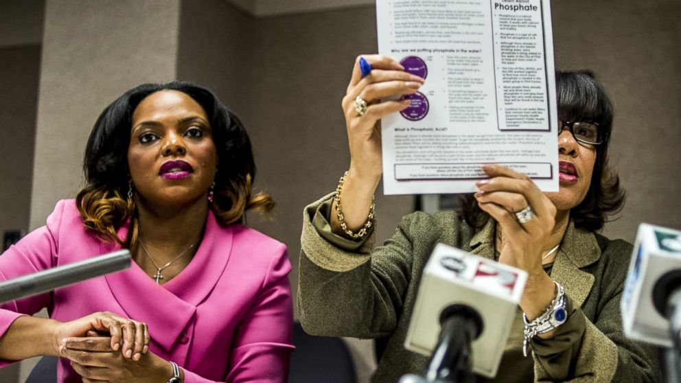 PHOTO: Flint Mayor Karen Weaver, right, and City Administrator Natasha Henderson address questions about adding supplemental phosphates to the city's water during a news conference, Dec. 10, 2015 at City Hall in Flint, Mich. 