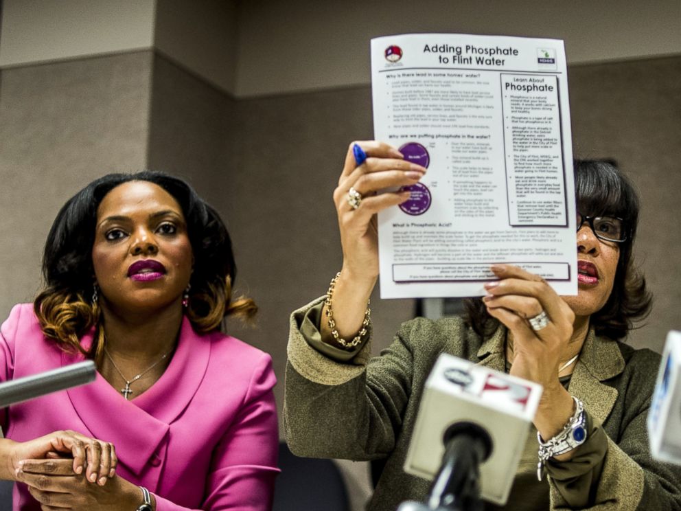 PHOTO: Flint Mayor Karen Weaver, right, and City Administrator Natasha Henderson address questions about adding supplemental phosphates to the citys water during a news conference, Dec. 10, 2015 at City Hall in Flint, Mich.