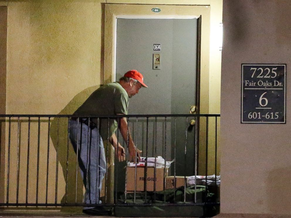 PHOTO: Red Cross representatives drop off blankets and supplies in front of a unit at The Ivy Apartments, on Oct. 2, 2014, in Dallas.