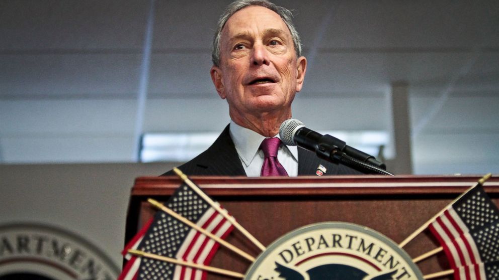 PHOTO: Mayor Michael Bloomberg speaks during a naturalization ceremony, Dec. 18, 2013 in New York. 