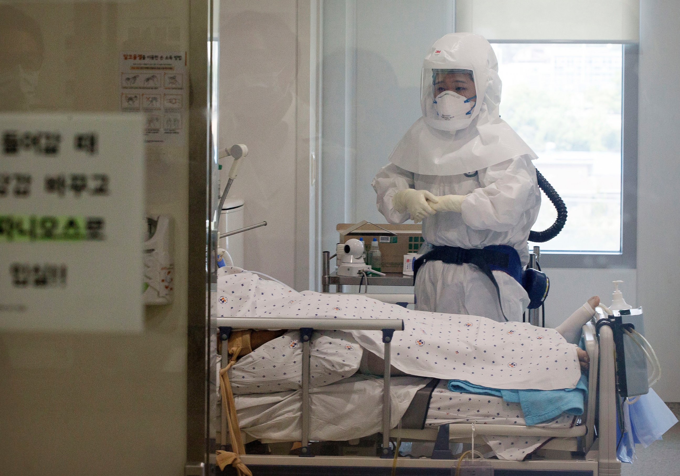 PHOTO: A health care worker wearing protective gear as a precaution against the MERS virus tends a MERS patient inside an isolation ward at Seoul Medical Center in Seoul, South Korea, June 10, 2015. 