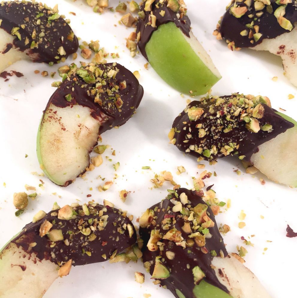 PHOTO: Dark chocolate-dipped apples with pistachios from "The Beauty Diet."