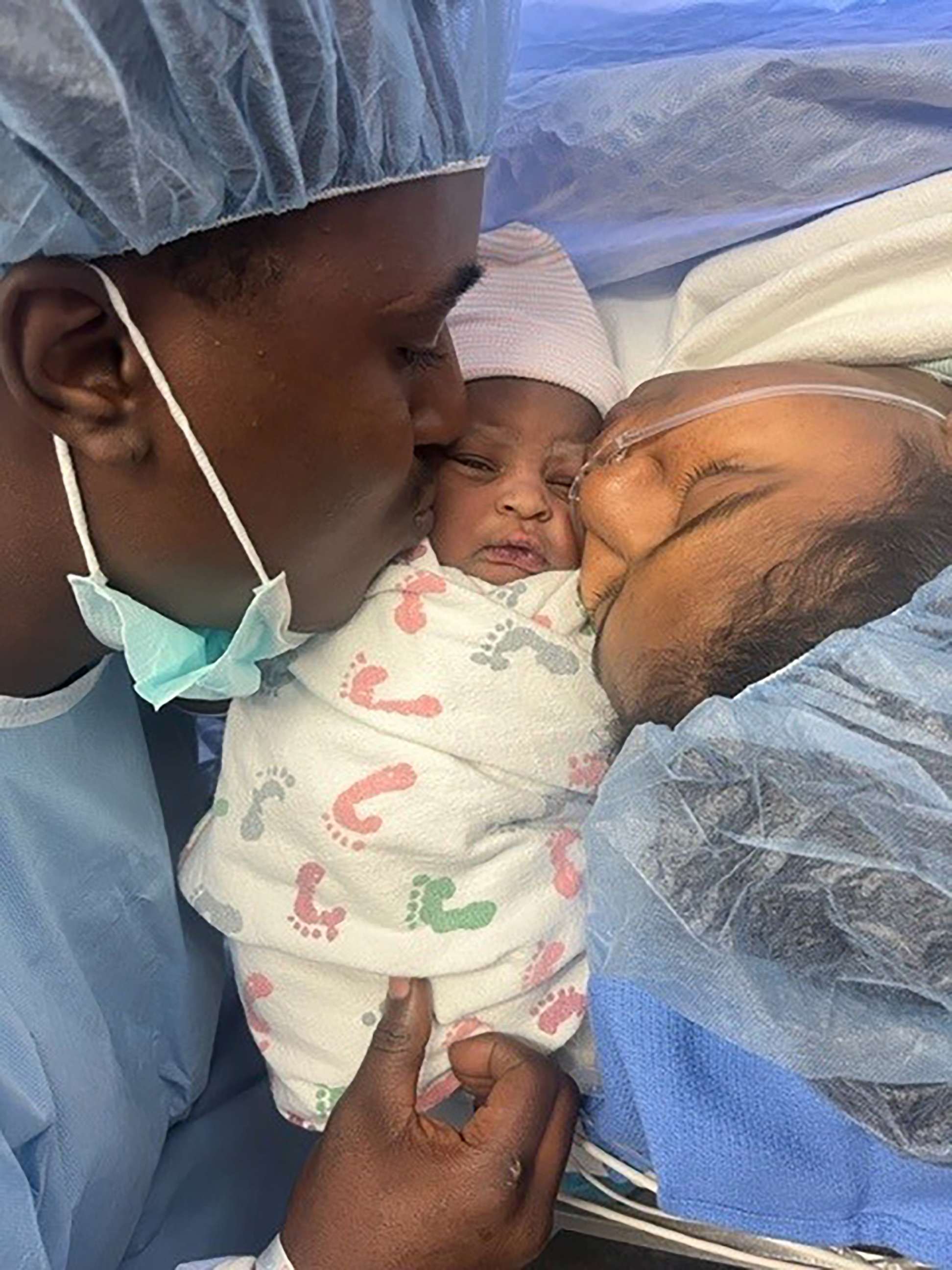 PHOTO: Hanna-Kay Williams and her fiancé kiss their newborn daughter, Wajiha, who was born during Hurricane Ian, Sept. 28, 2022, in Melbourne, Fla.