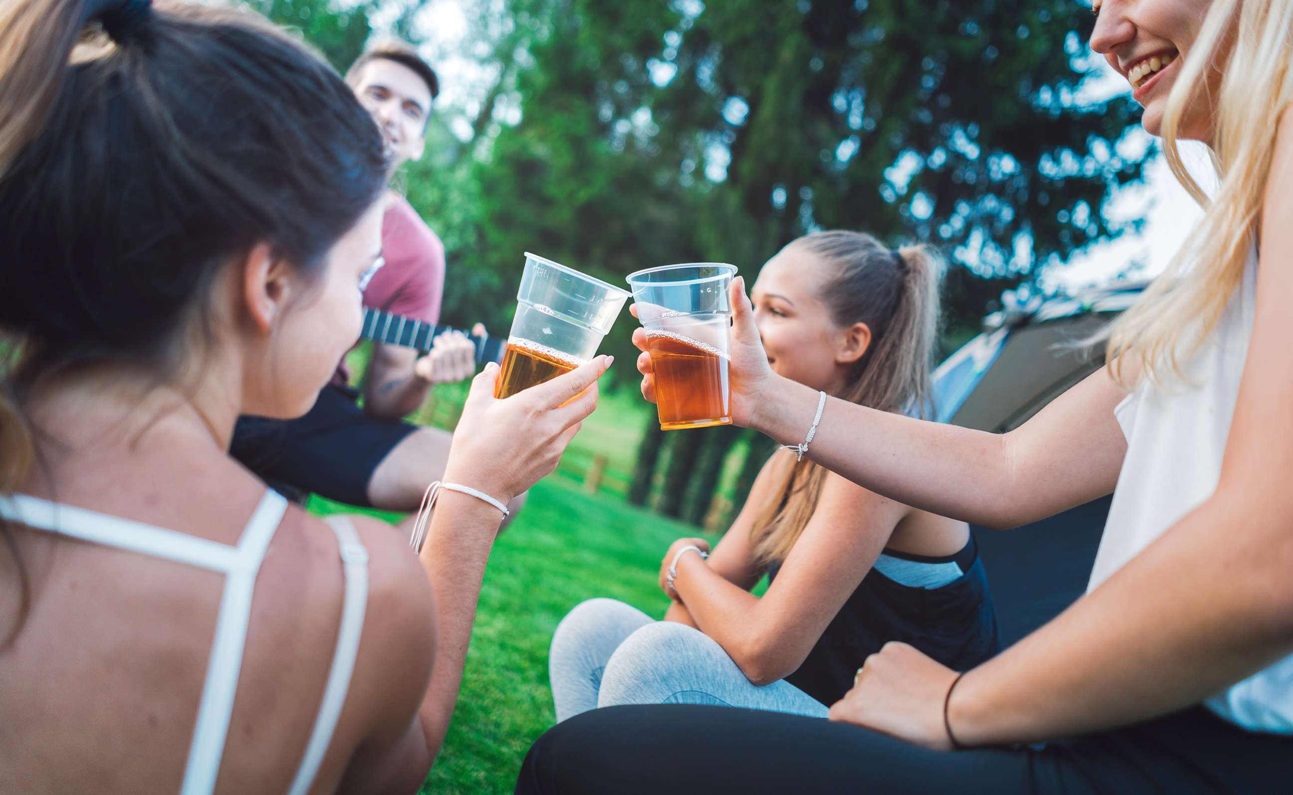 PHOTO: Young people drink beer outdoors in an undated stock photo. 