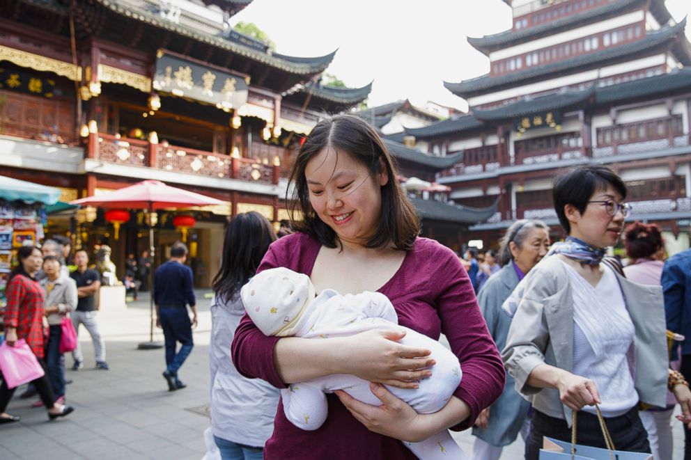 PHOTO: Tanxian poses while breastfeeding in China.