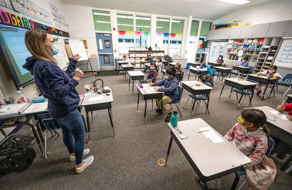 PHOTO: A teacher talks to students in her second grade class while wearing Covid-19 protective masks in Stanton, Calif., Jan. 13, 2022.