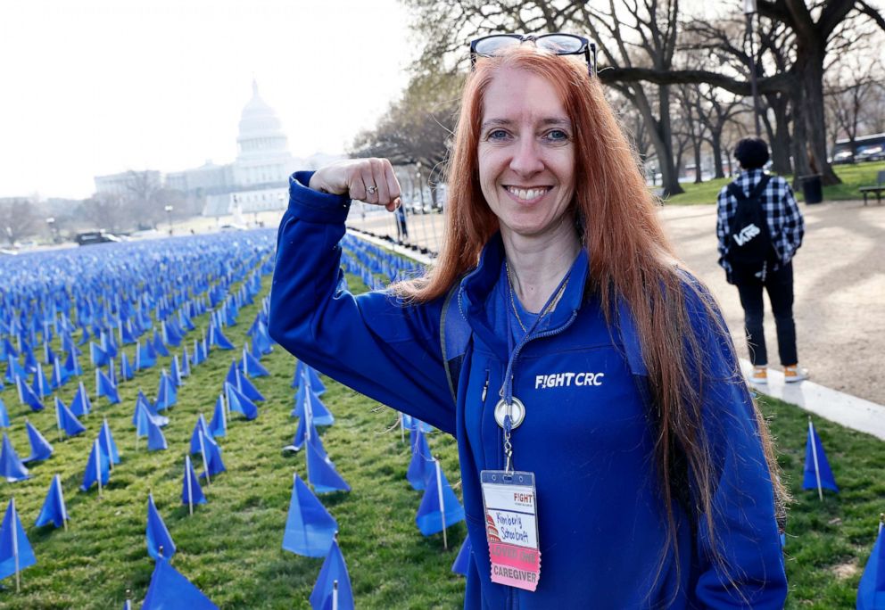 FOTOĞRAF: Bakıcı Kimberly Schoolcraft, 16 Mart 2022'de Washington DC'de daha fazla kolorektal kanser araştırması, tedavi seçeneği ve finansman ihtiyacı konusunda farkındalığı artırmak için National Mall'daki United in Blue kurulumunu ziyaret etti