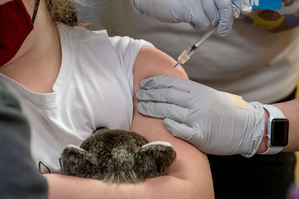 PHOTO: A healthcare worker administers a dose of the Pfizer-BioNTech Covid-19 vaccine at a vaccination clinic in the Peabody Institute Library in Peabody, Mass., Jan. 26, 2022. 