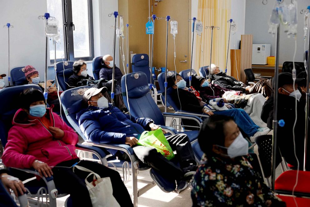 FOTO: Los pacientes reciben tratamiento por goteo intravenoso en un centro de servicios de salud comunitario, en medio del brote de la enfermedad por coronavirus (COVID-19), en Shanghái, China, el 9 de enero de 2023.
