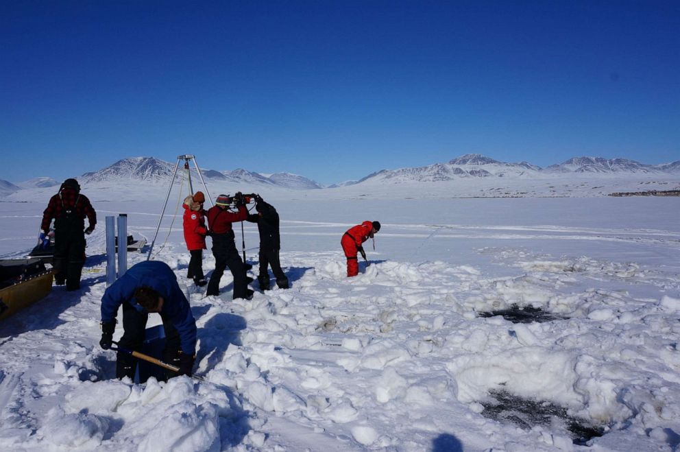 FOTO: Deze op 29 mei 2017 gemaakte hand-outfoto toont onderzoekers die gaten boren om sediment te verzamelen bij Lake Hazen in Nunavut, om te onderzoeken hoe klimaatverandering het risico op 