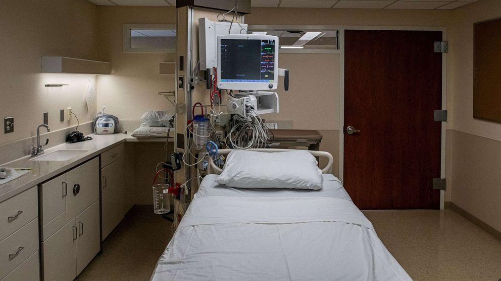 PHOTO: A empty bed where a patient with COVID-19 died earlier in the day waits to be filled with a new patient in the ICU at Hartford Hospital in Hartford, Conn., Jan. 18, 2022.