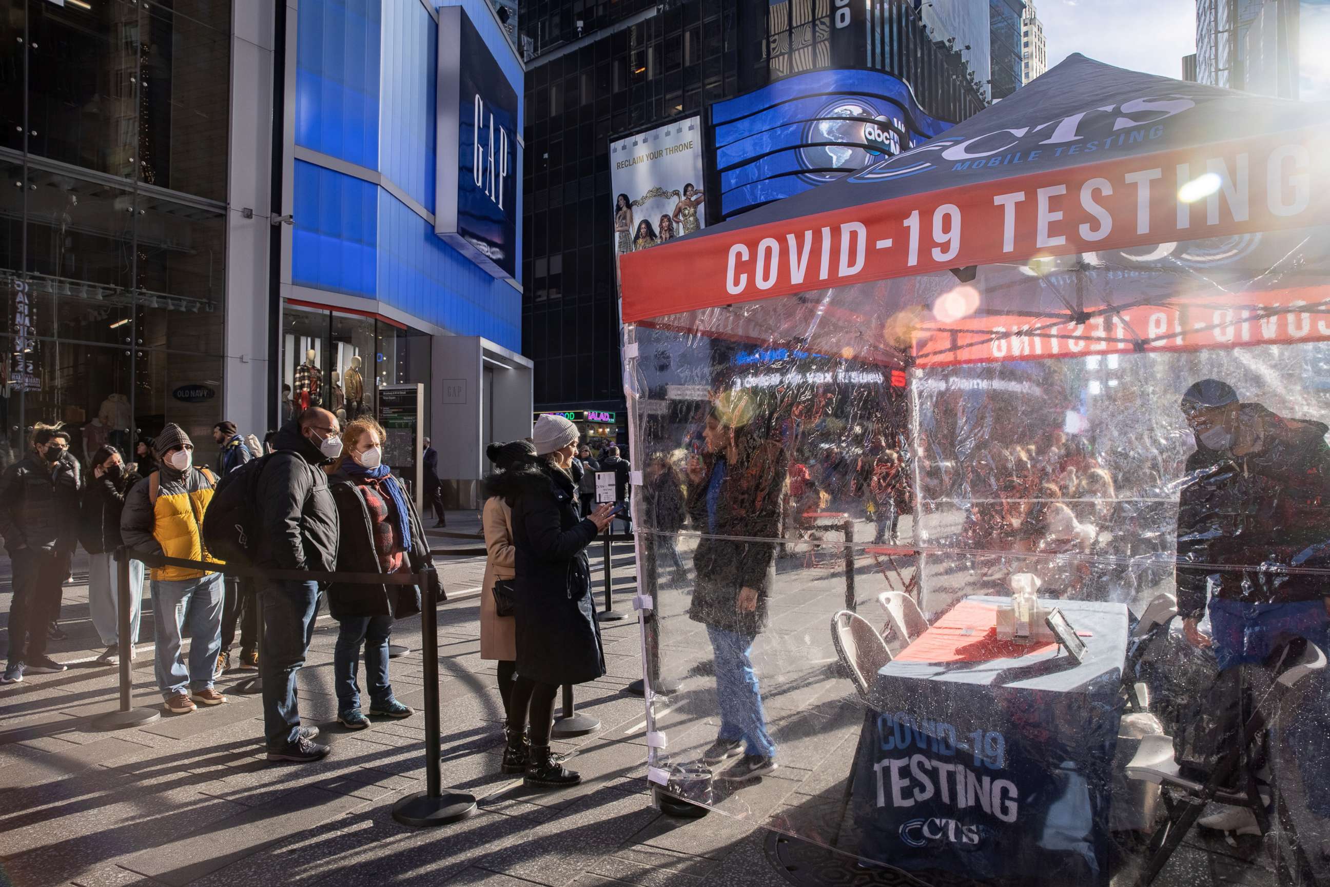 PHOTO: People queue at a popup COVID-19 testing site in Times Square in New York, Dec. 3, 2021. 