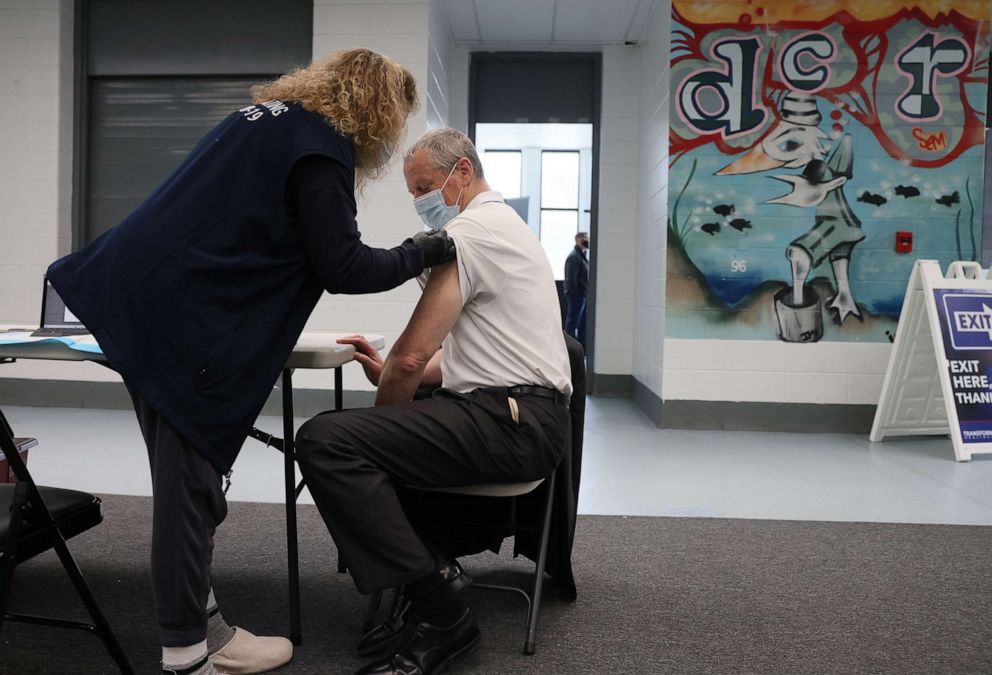 FOTO: Auf diesem Aktenfoto vom 28. April 2022 erhält Gouverneur Charlie Baker seinen zweiten Pfizer-COVID-19-Impfstoff-Booster von einer Krankenschwester an einer Impfstelle, die im Melnea A. Cass Recreation Complex in Boston eingerichtet wurde.