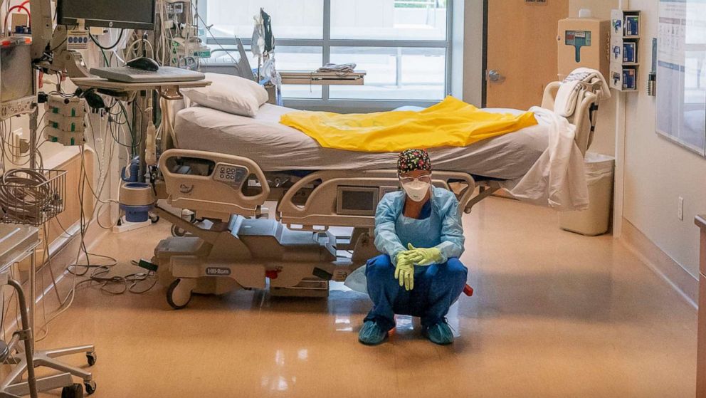 照片：2021 年 9 月 9 日，在格兰茨帕斯，一名已故患者从同一重症监护室房间被转移后不久，三河阿桑特医疗中心的一名护士等待将她的下一个 COVID-19 病例从急诊室带走, 矿石。