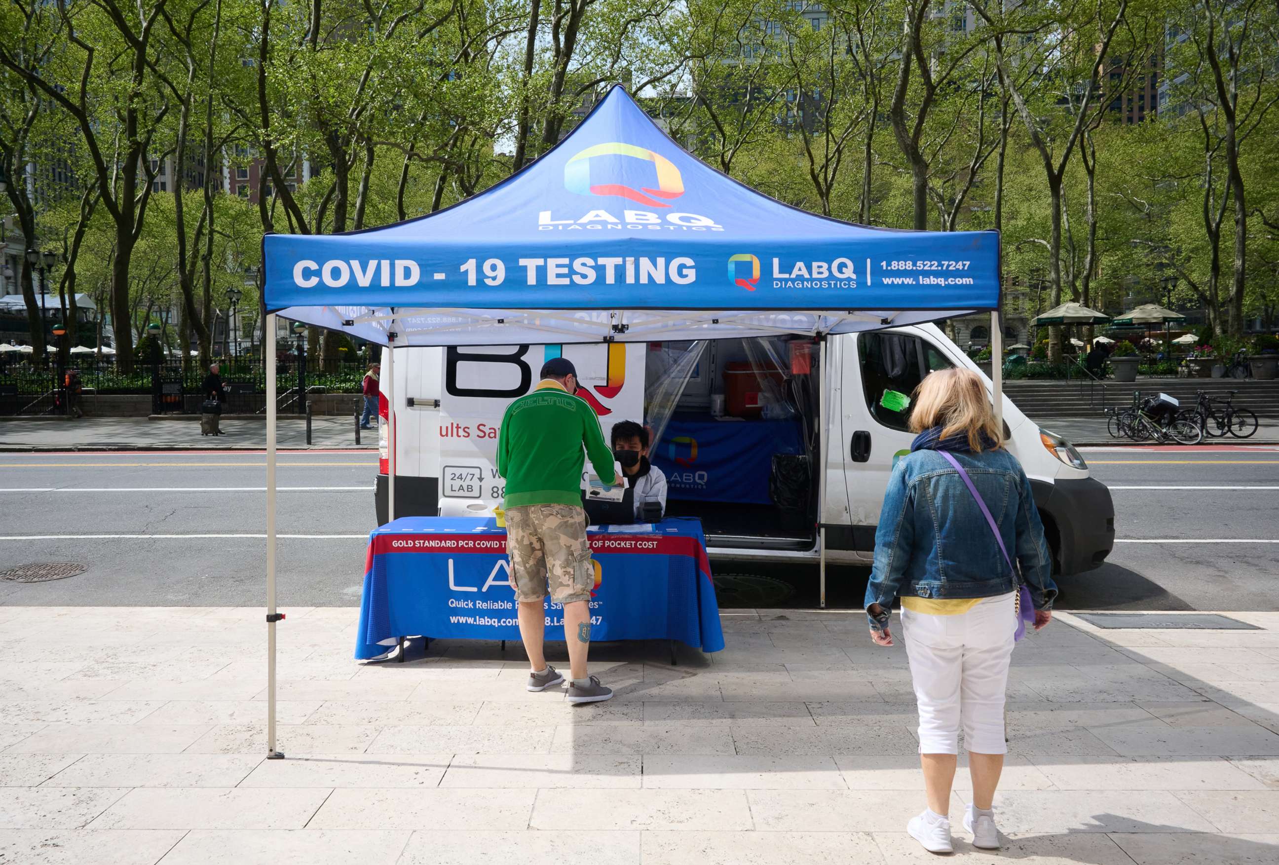 PHOTO: People get tested at a midtown COVID-19 testing site in New York, on May 3, 2022.