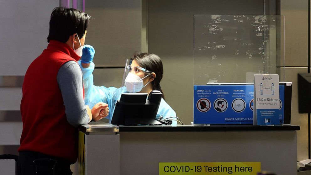 PHOTO : Une personne est testée pour le COVID-19 dans un centre de test opérant au terminal international Tom Bradley de l'aéroport international de Los Angeles, le 1er décembre 2021 à Los Angeles.