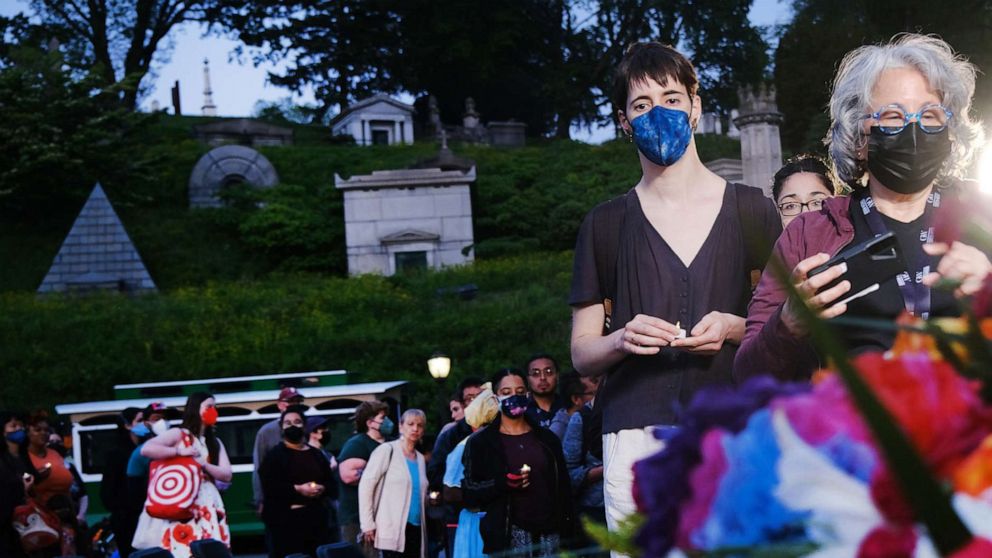 PHOTO: People attend a ceremony commemorating the victims of COVID-19 at Greenwood Cemetery on May 11, 2023 in New York City.