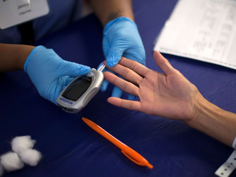 PHOTO: Une personne subit un test de dépistage du diabète lors de la clinique médicale gratuite de Care Harbour LA à Los Angeles, le 11 septembre 2014.