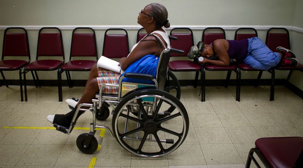 PHOTO: Un patient diabétique attend dans la salle d'attente d'une clinique du sud de Los Angeles, le 7 août 2012.