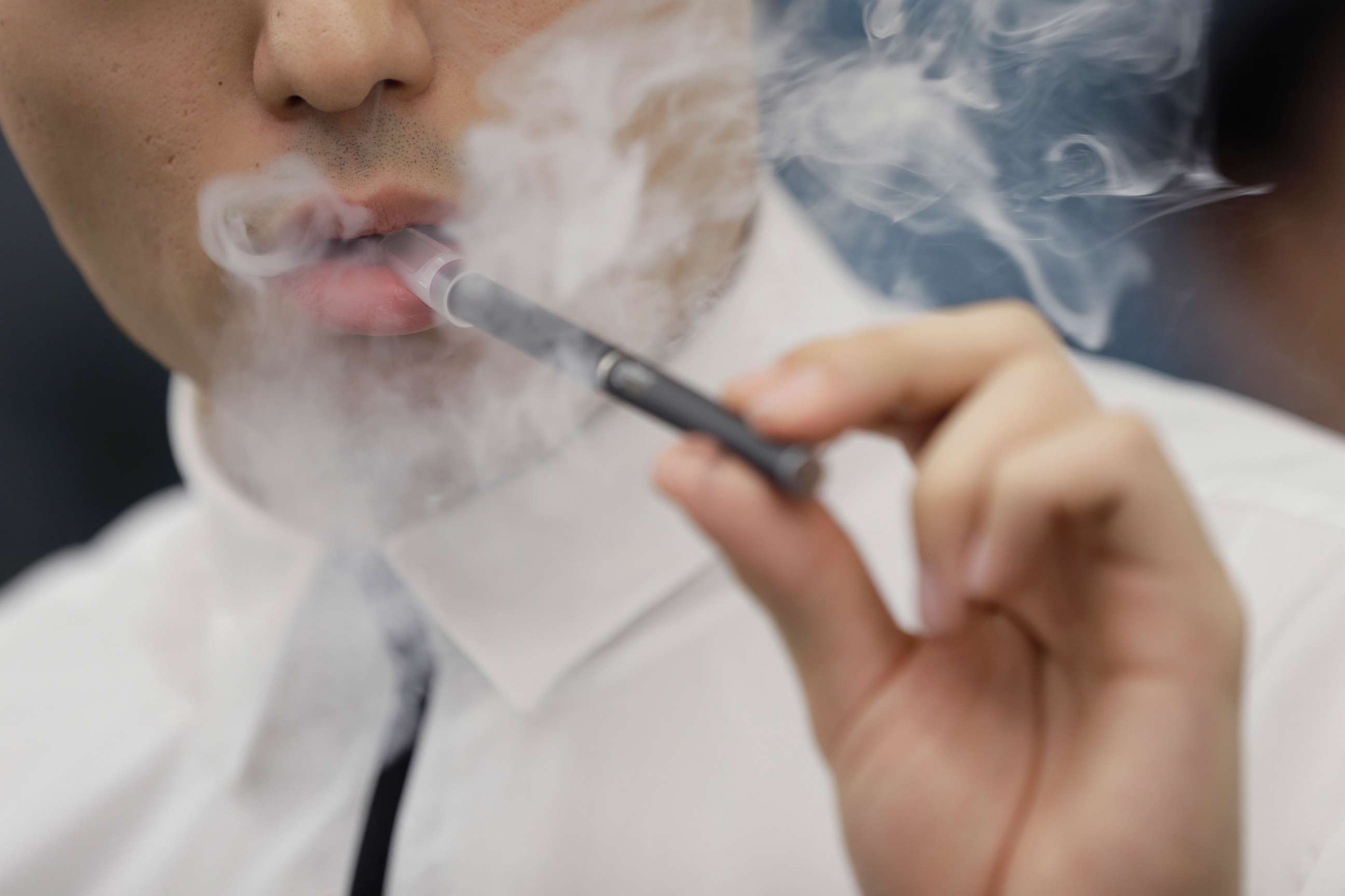 E Cigs Can Help Smokers Quit But May Lead Teens And Young Adults To Nicotine Addiction Report 