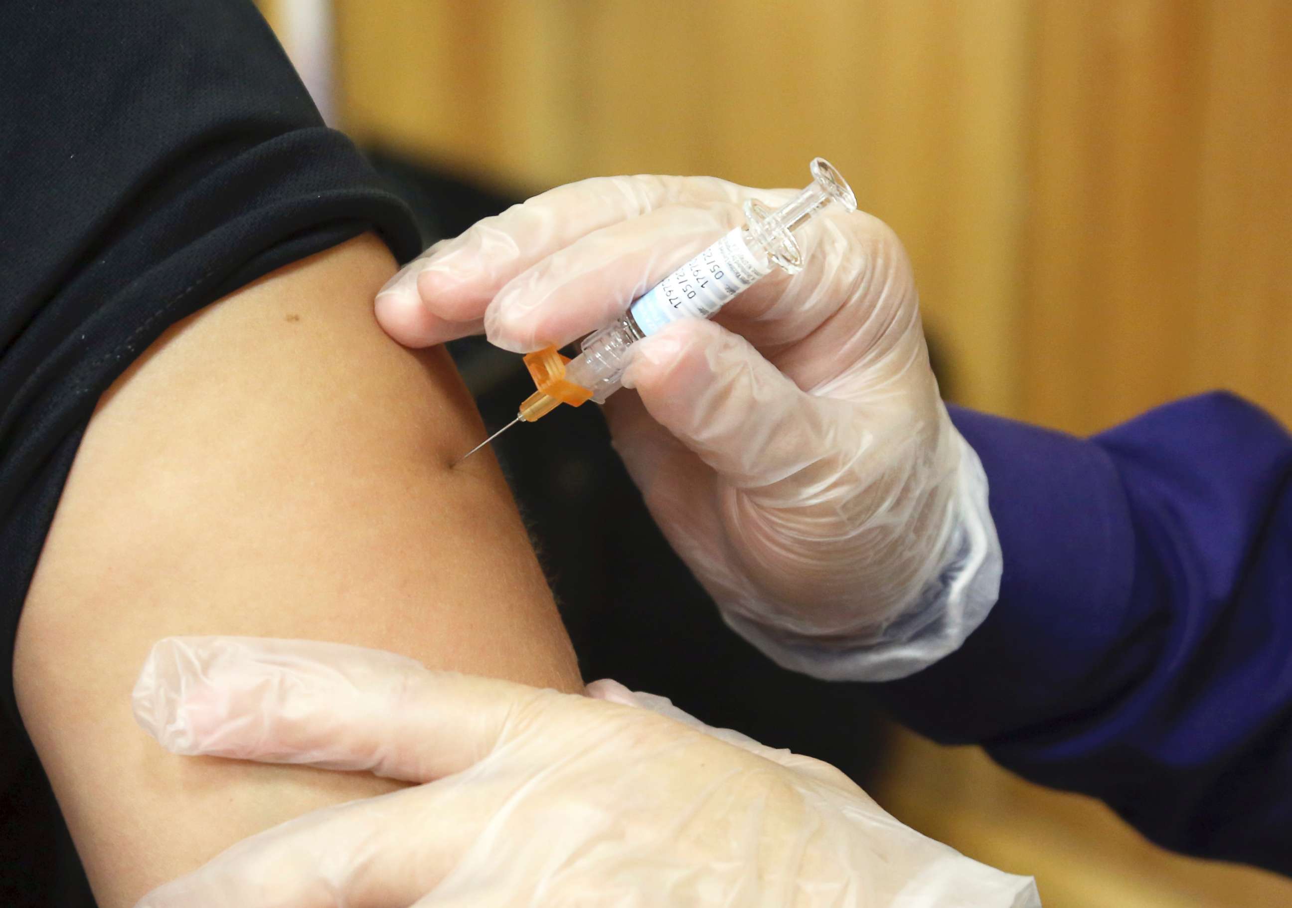 PHOTO: A flu vaccine injection is administered.