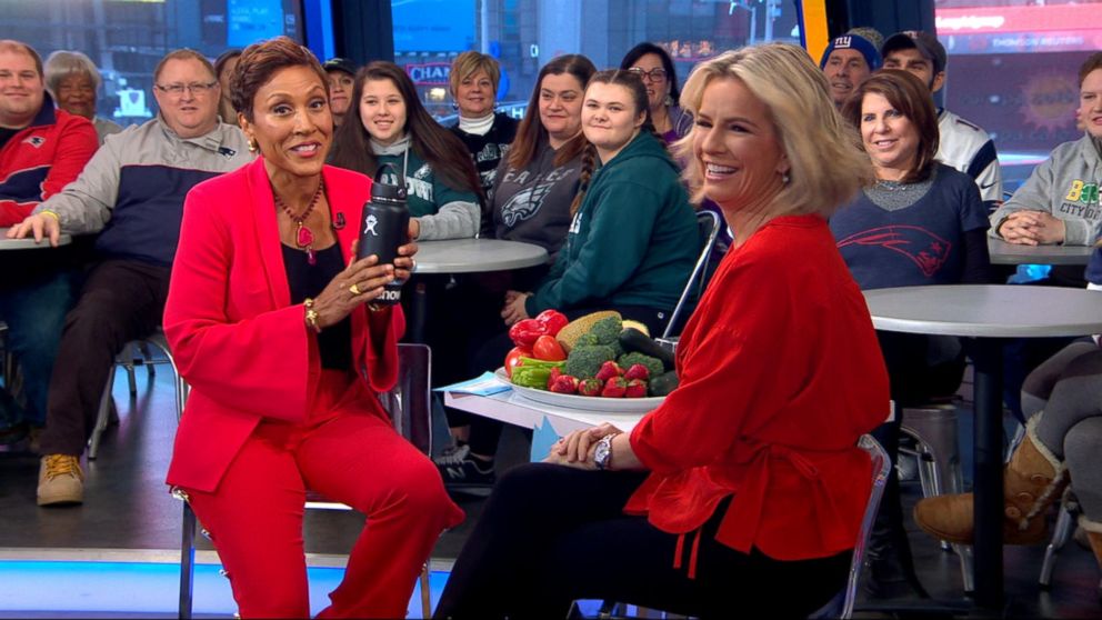 PHOTO: ABC News' Robin Roberts and Dr. Jennifer Ashton have pledged to drink more water in the month of February.