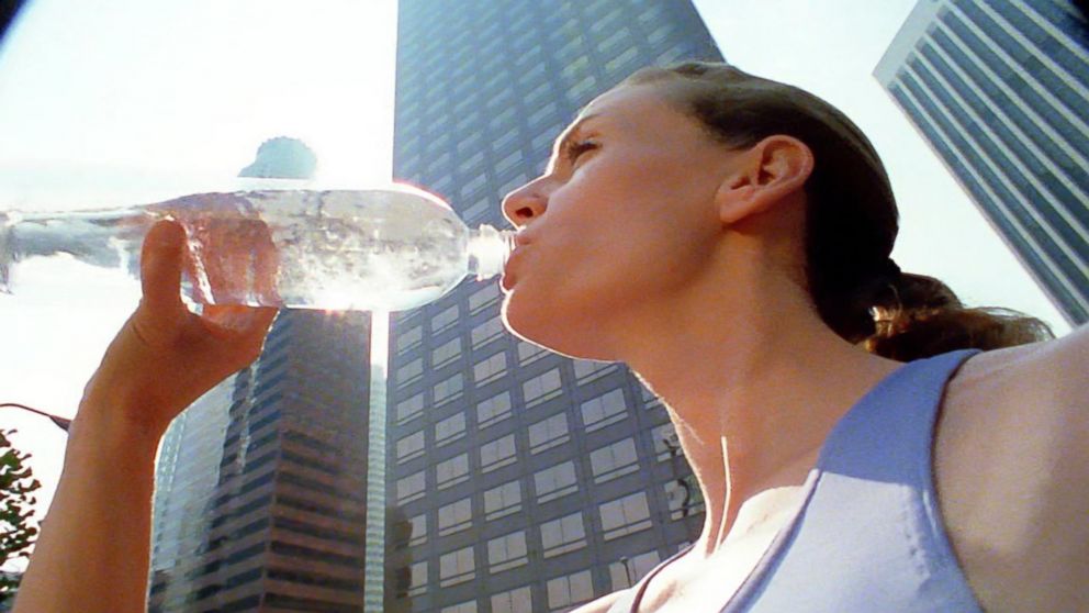 PHOTO: ABC News' Robin Roberts and Dr. Jennifer Ashton have pledged to drink more water in the month of February.