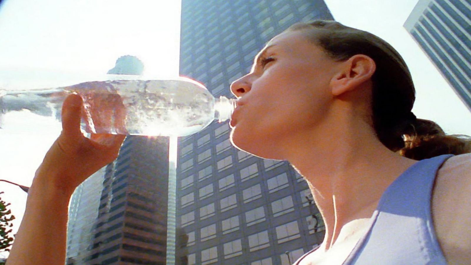 PHOTO: ABC News' Robin Roberts and Dr. Jennifer Ashton have pledged to drink more water in the month of February.