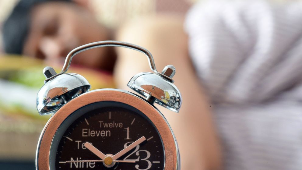 Sleep specialists recommend that you stop hitting the snooze button.