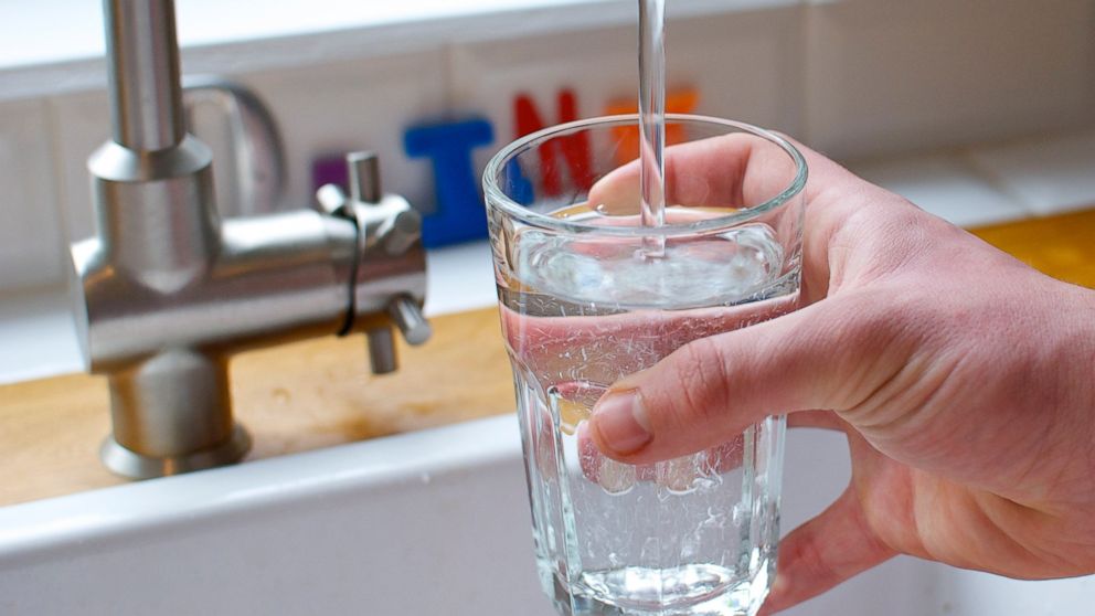 PHOTO: More than 4 in 10 Americans don't drink enough water, research shows.