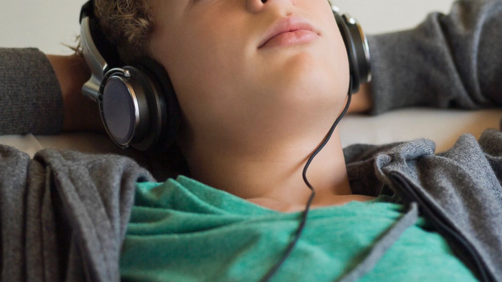 Pumping loud music is putting more than 1 billion young people at risk of  hearing loss