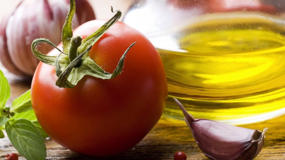 PHOTO: Researchers have found that combining tomatoes with olive oil can help boost the plant's antioxidant properties.