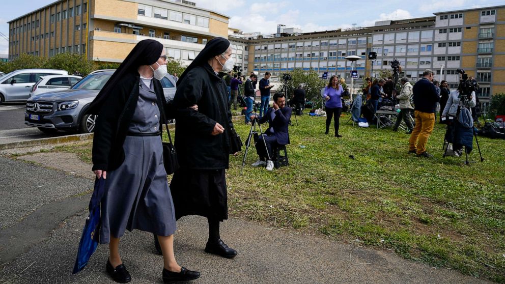 FOTO: Dos monjas pasean por el Hospital Universitario Agostino Gemelli de Roma el 30 de marzo de 2023, donde el miércoles fue ingresado el Papa Francisco tras sufrir problemas respiratorios en los últimos días y ser diagnosticado con una infección respiratoria.