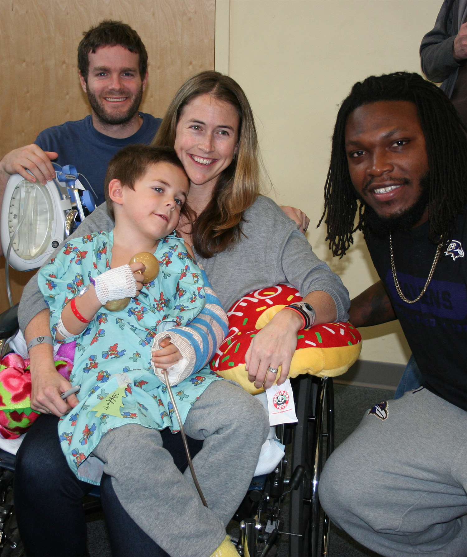 PHOTO: Arthur Brown of the Ravens paid a special holiday visit to Johns Hopkins Children's Center in Balitimore. 
