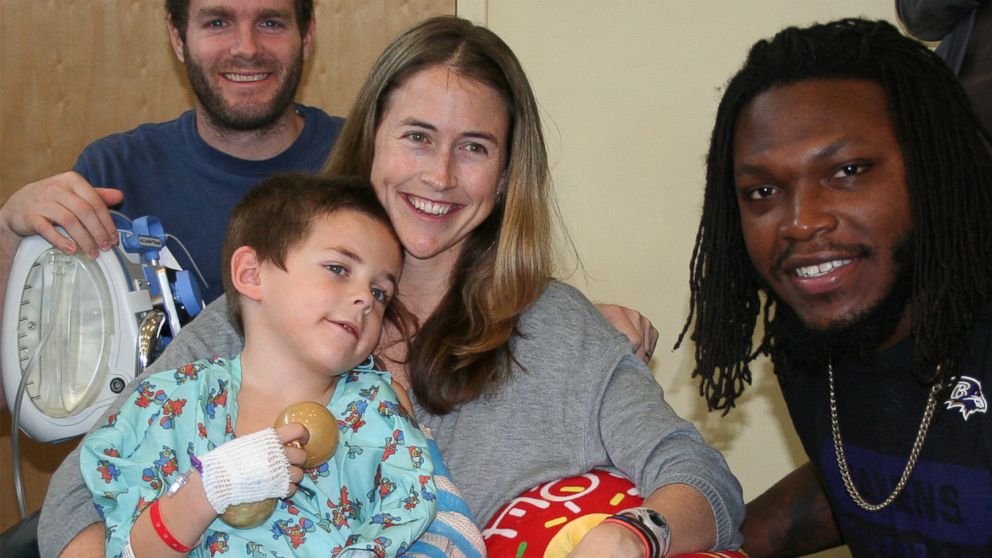 PHOTO: Arthur Brown of the Ravens paid a special holiday visit to Johns Hopkins Children's Center in Balitimore. 
