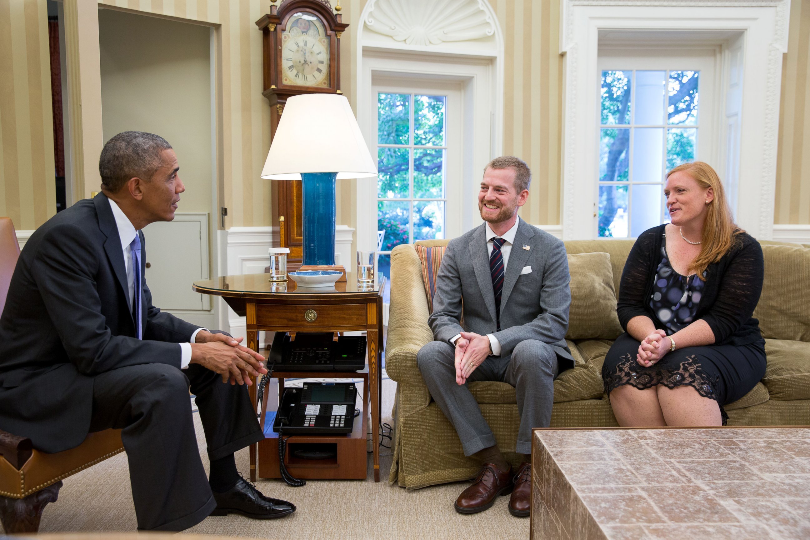 PHOTO: President Barack Obama meets with Dr. Kent Brantly and his wife, Amber, during an Oval Office drop by on Sept. 16, 2014.  