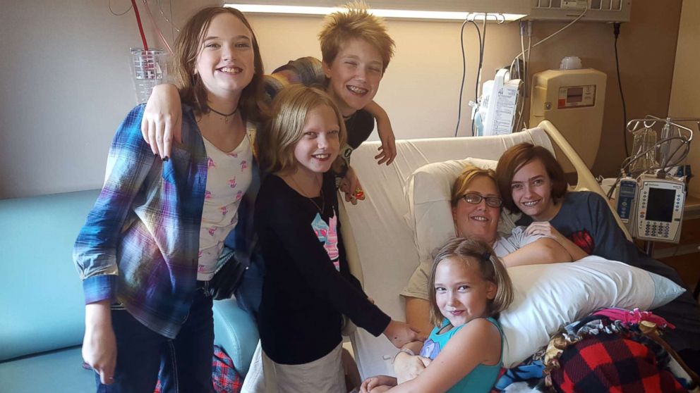 PHOTO: Jenny Williams, 37, of Memphis, Tenn., poses with her five daughters after her donating her kidney.
