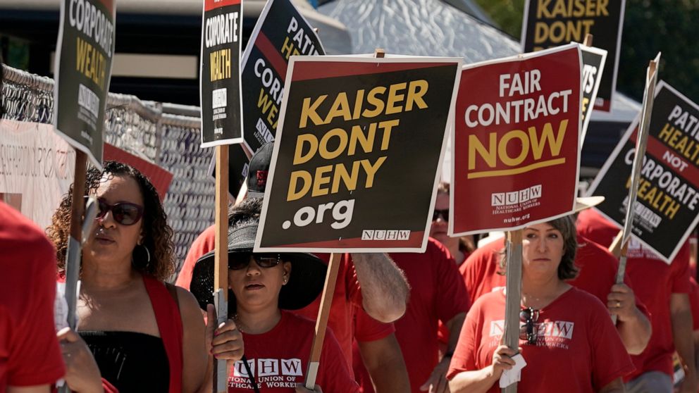 PHOTO: Kaiser Permanente mental health workers and supporters march outside a Kaiser facility in Sacramento, Calif., Aug. 15, 2022.