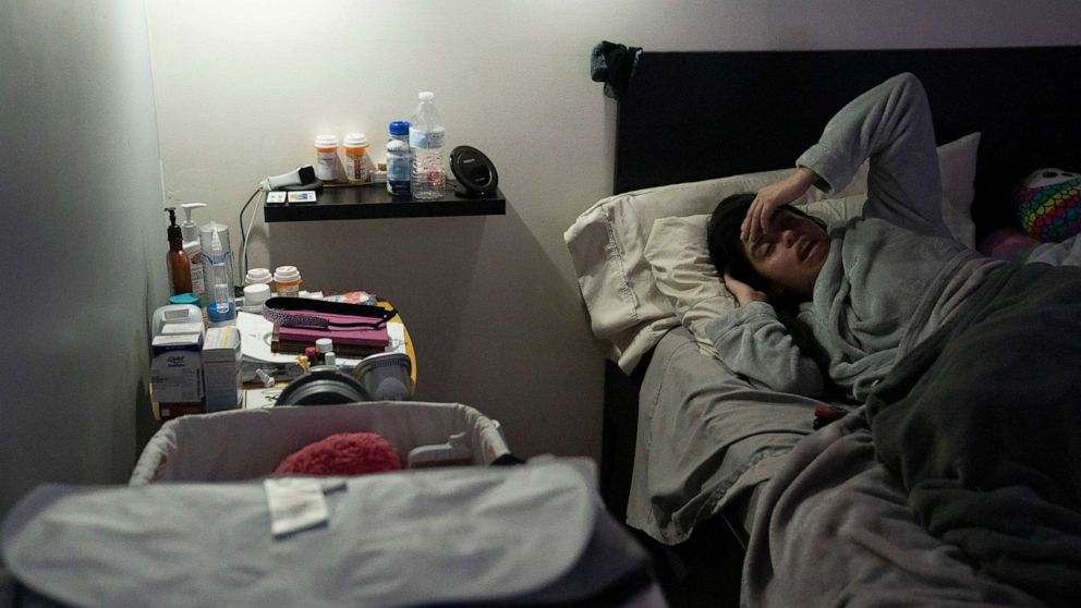 PHOTO: Tiffany Patino, aux prises avec des symptômes de covid à long terme pendant un an, se repose au lit l'après-midi à Rockville, Maryland, le 21 décembre.  2, 2021. 